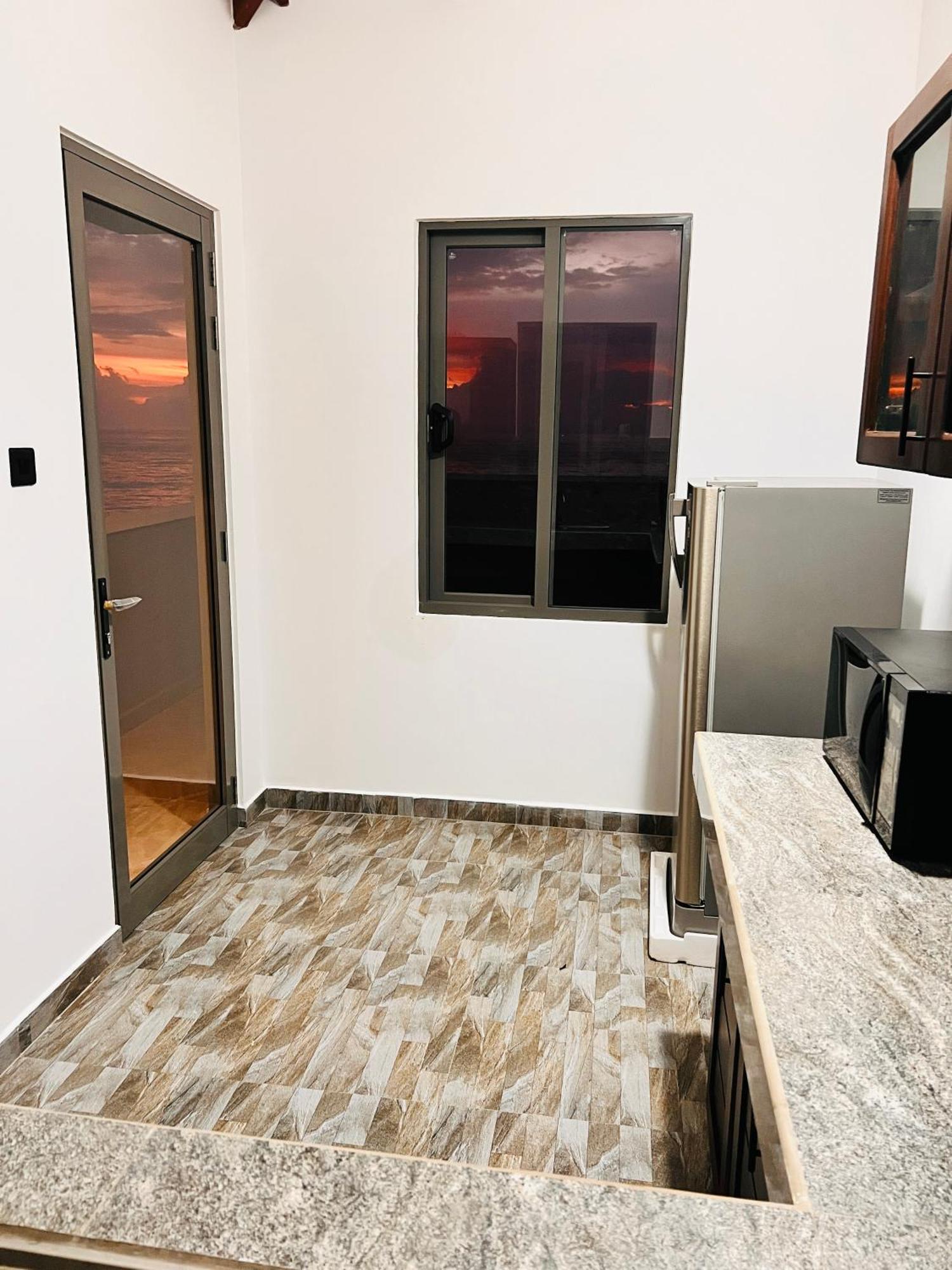Ocean Front Villa 히카두와 외부 사진